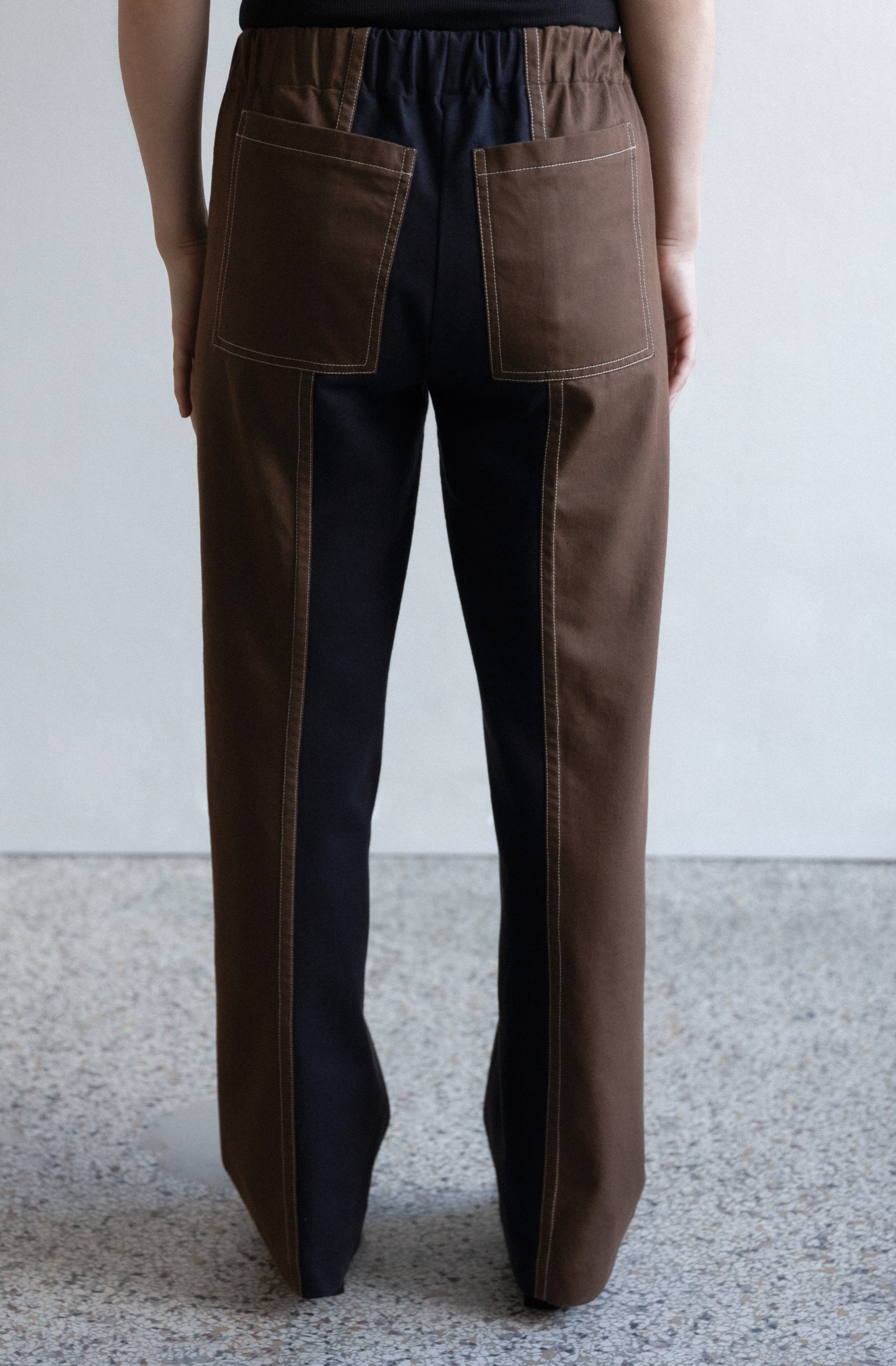 LINÉ, Twill Tweaks,  Split Pants, Brown & Black  - Elastic waistband - Back pockets - Invisible hem - Seams at front + back (no side seams)  Model is 168cm and wears size 38 Made-to-order Produced locally in Denmark Material: 100% GOTS certified organic cotton twill