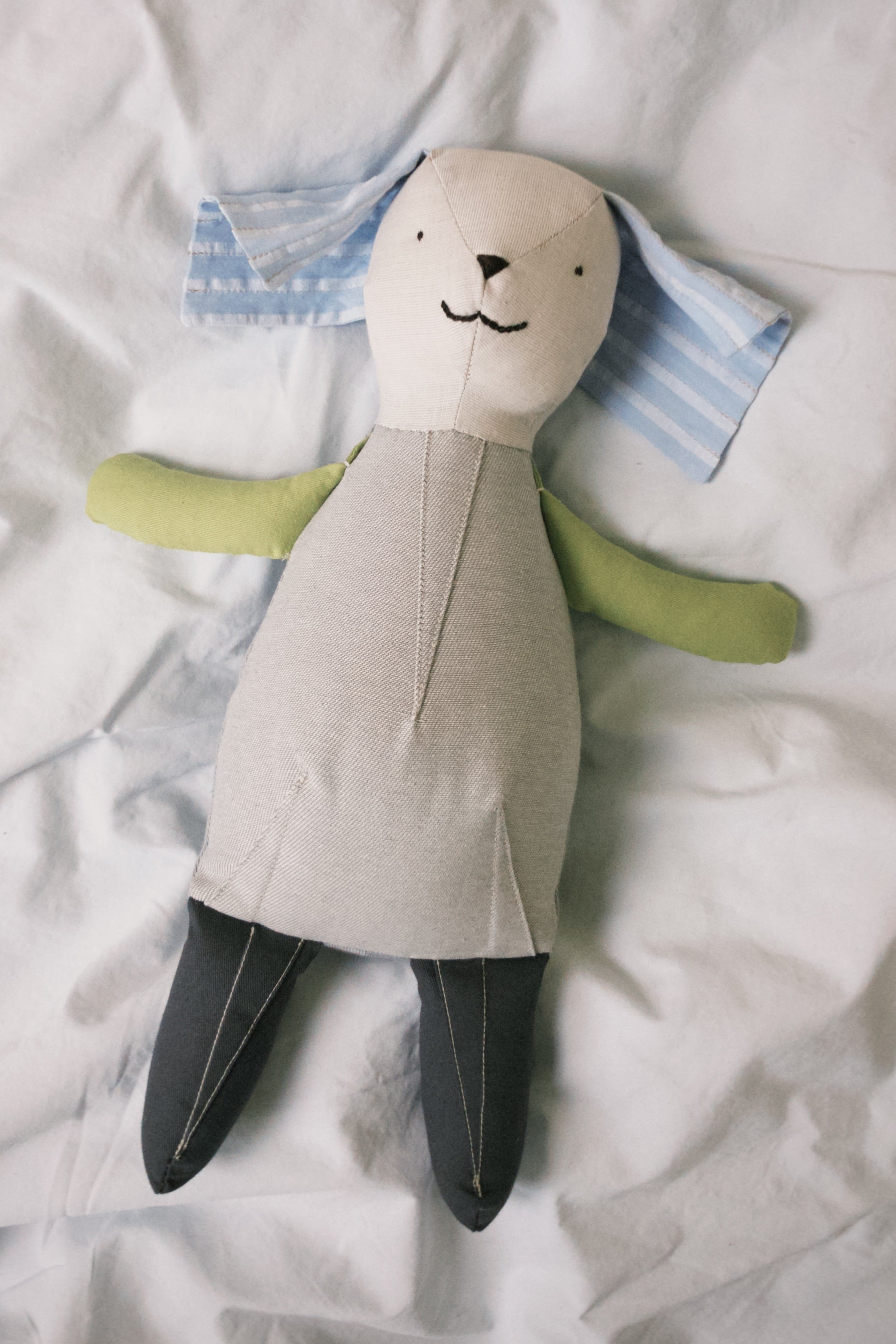 Teddy toy laying on a bed 